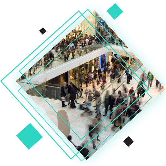 Persone in movimento nella galleria di un centro commerciale